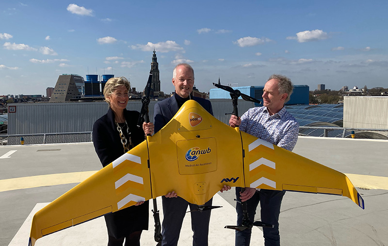 vlnr Stephanie Klein Nagelvoort, Martin ter Haar en Richard Jacobs met medische drone