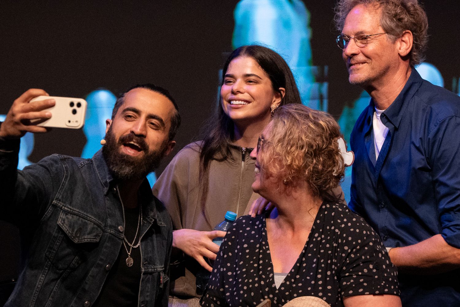 Cabaretier Saman Amini neemt een selfie met betrokkenen bij Nieuwkomers in hun kracht