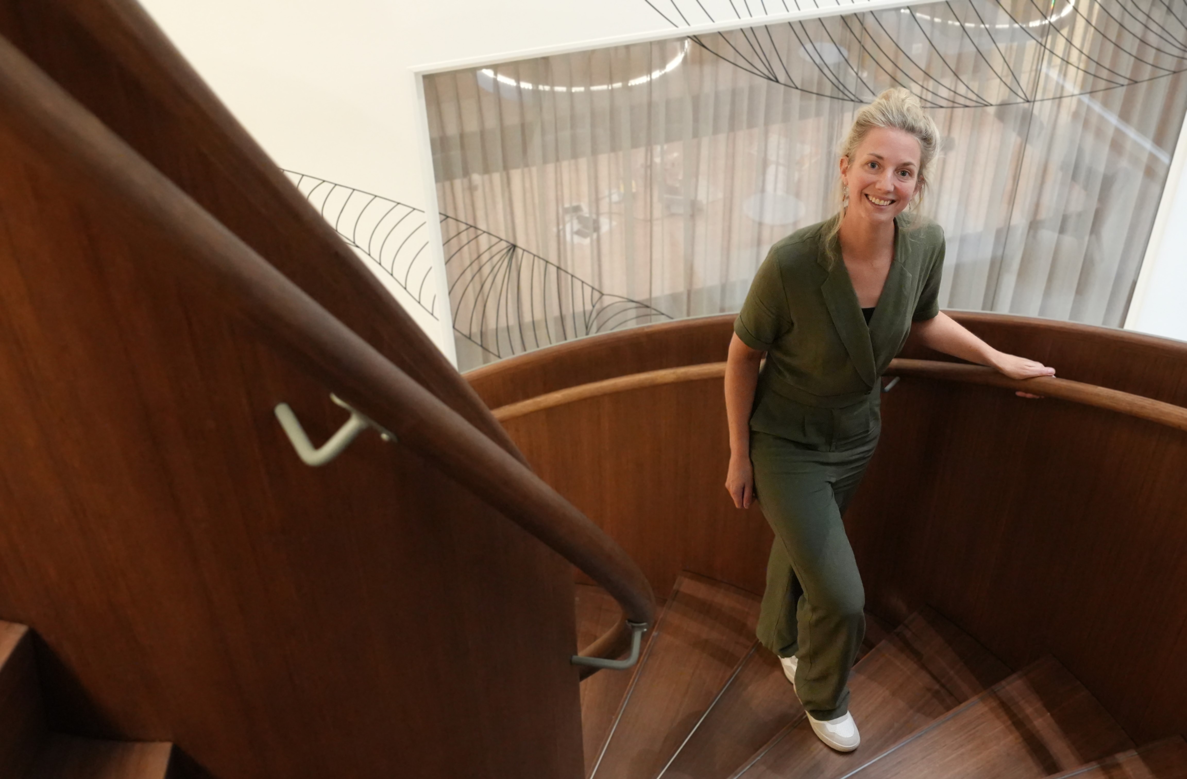 Leefstijlarts Karin Eijkelenkamp staat op een trap in het UMCG