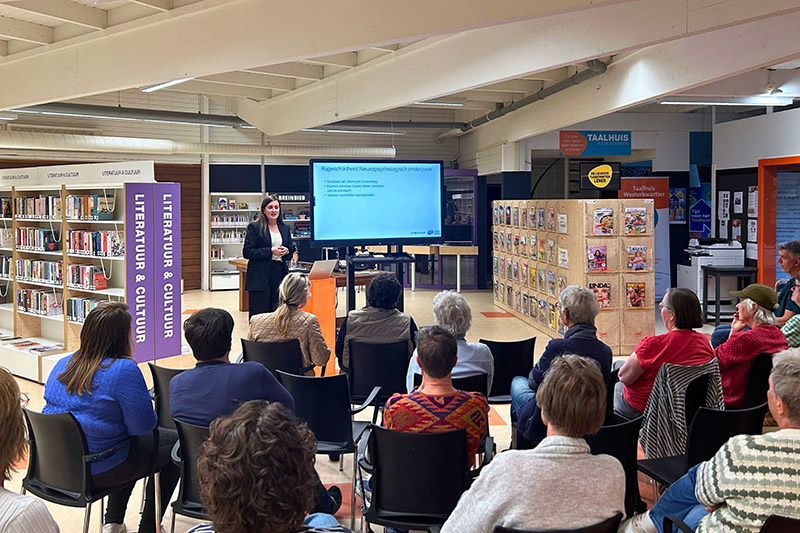 Floor Gelmers tijdens de Breinbieb-lezing in de bibliotheek in Leek