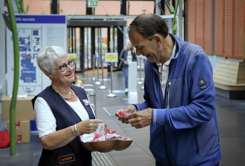 Gastvrouw deelt zeephartjes uit