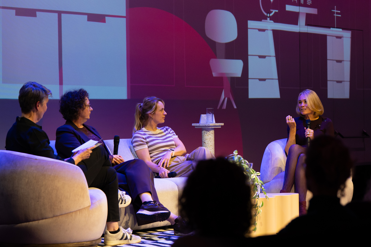 Rina Knoeff, Marije Geukes en Iris Sommer op het podium in Forum Groningen