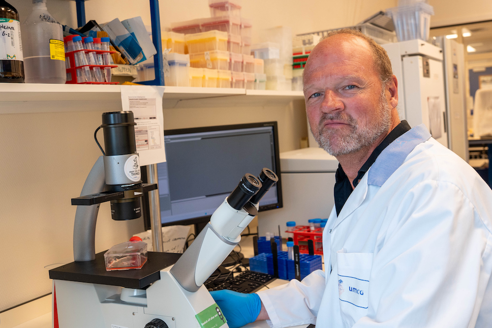 Jan Jacob Schuringa zit in het lab en kijkt de lens in.