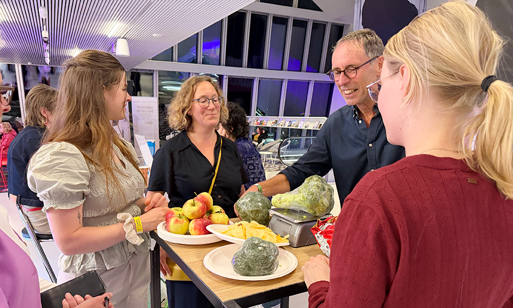 Een bezoeker raadt hoeveel gram broccoli nodig is om tot 300 kilocalorieën te komen.