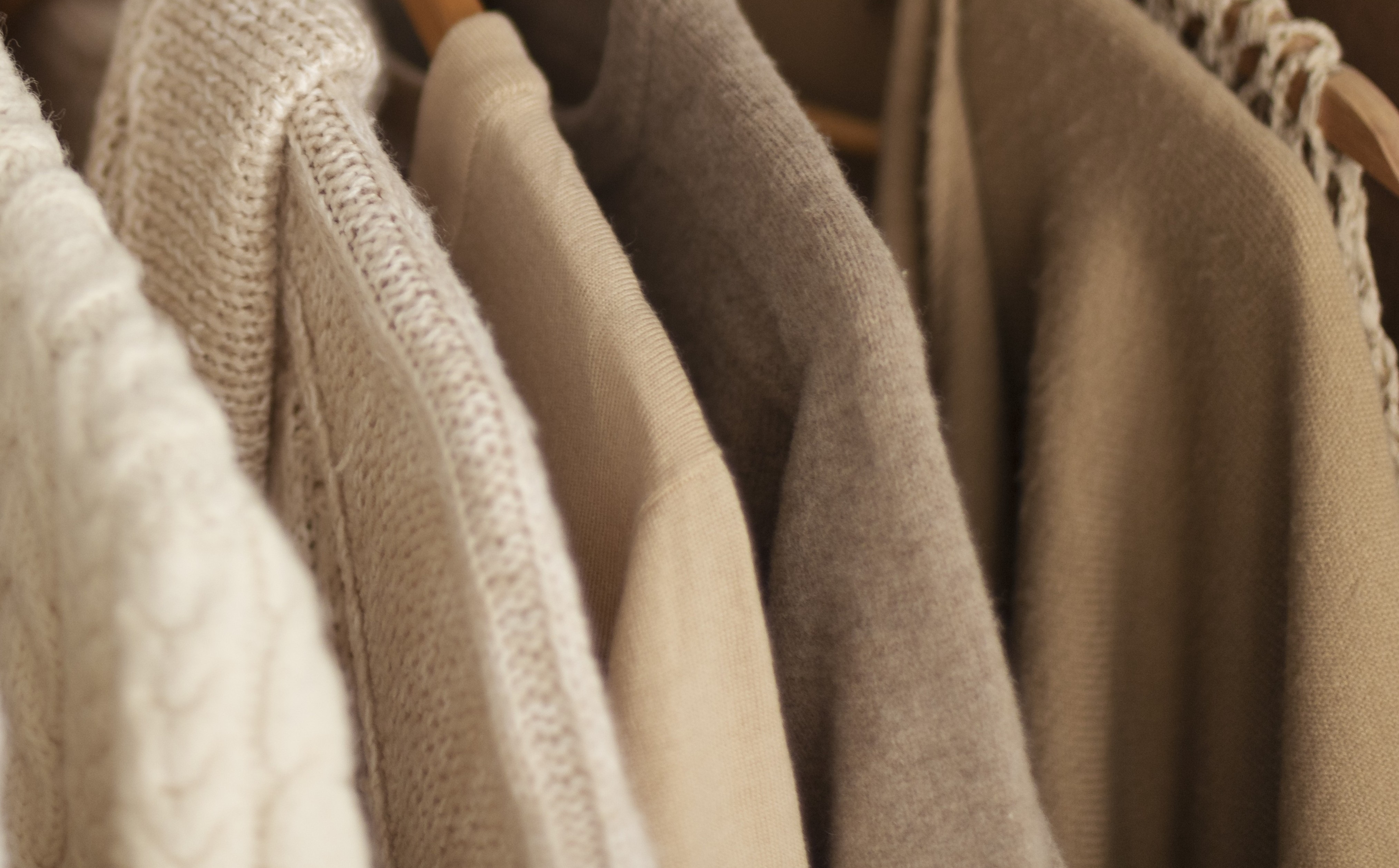 Kleding aan kledingrek