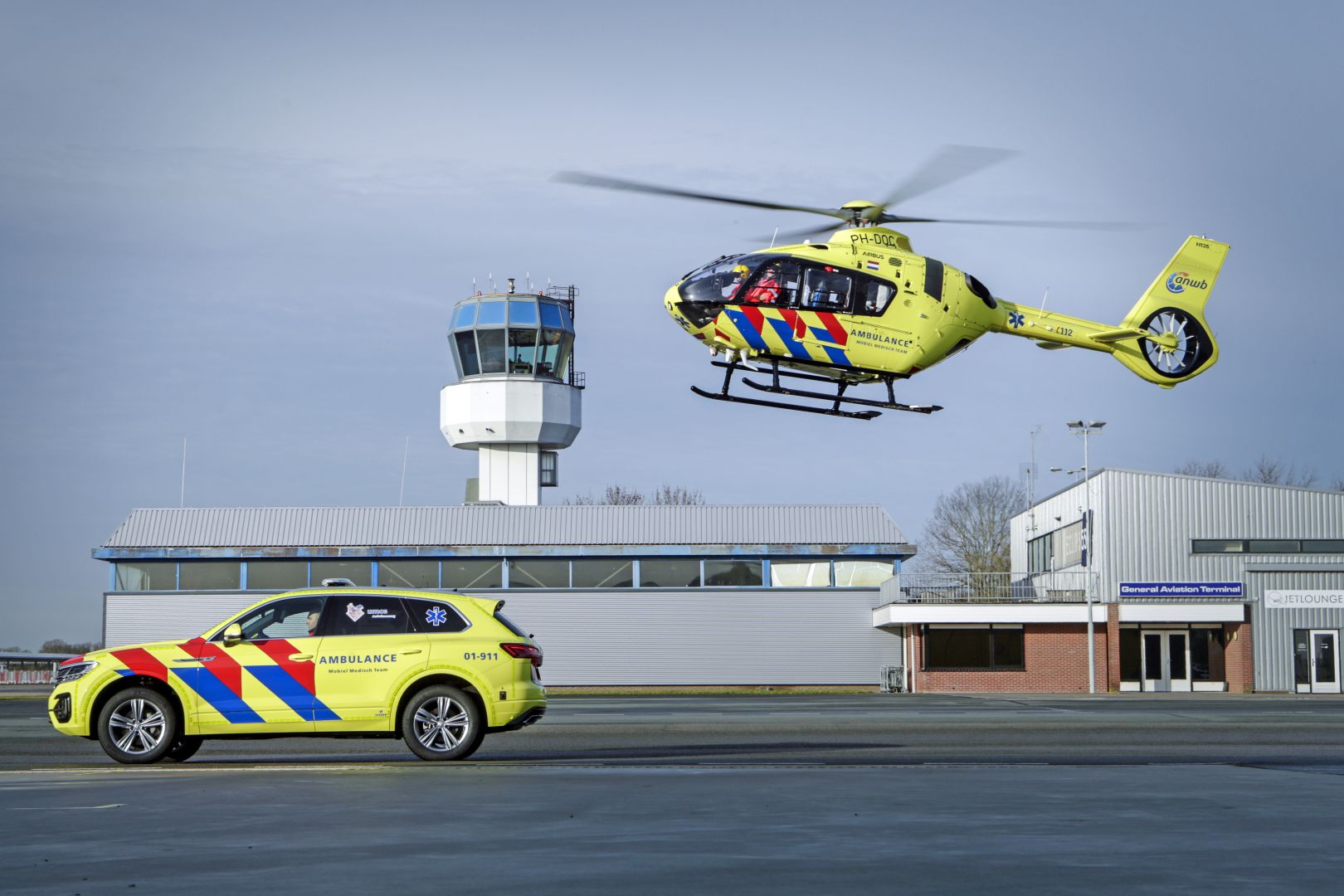 MMT-auto en -helikoper op vliegveld Eelde