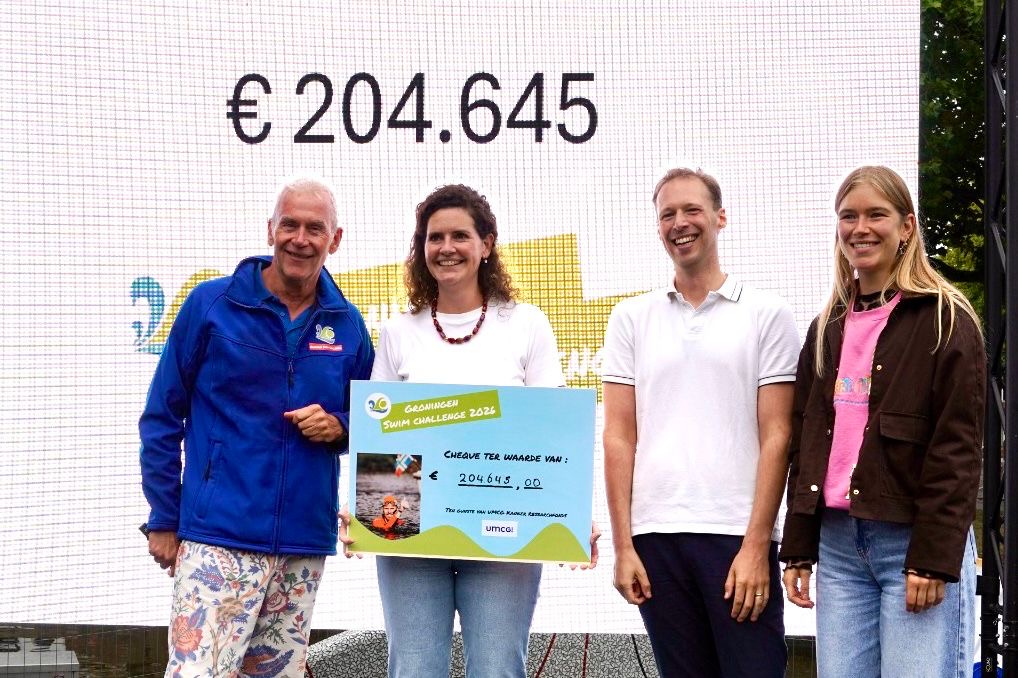 Uitreiking van de cheque aan het UMCG Kanker Researchfonds