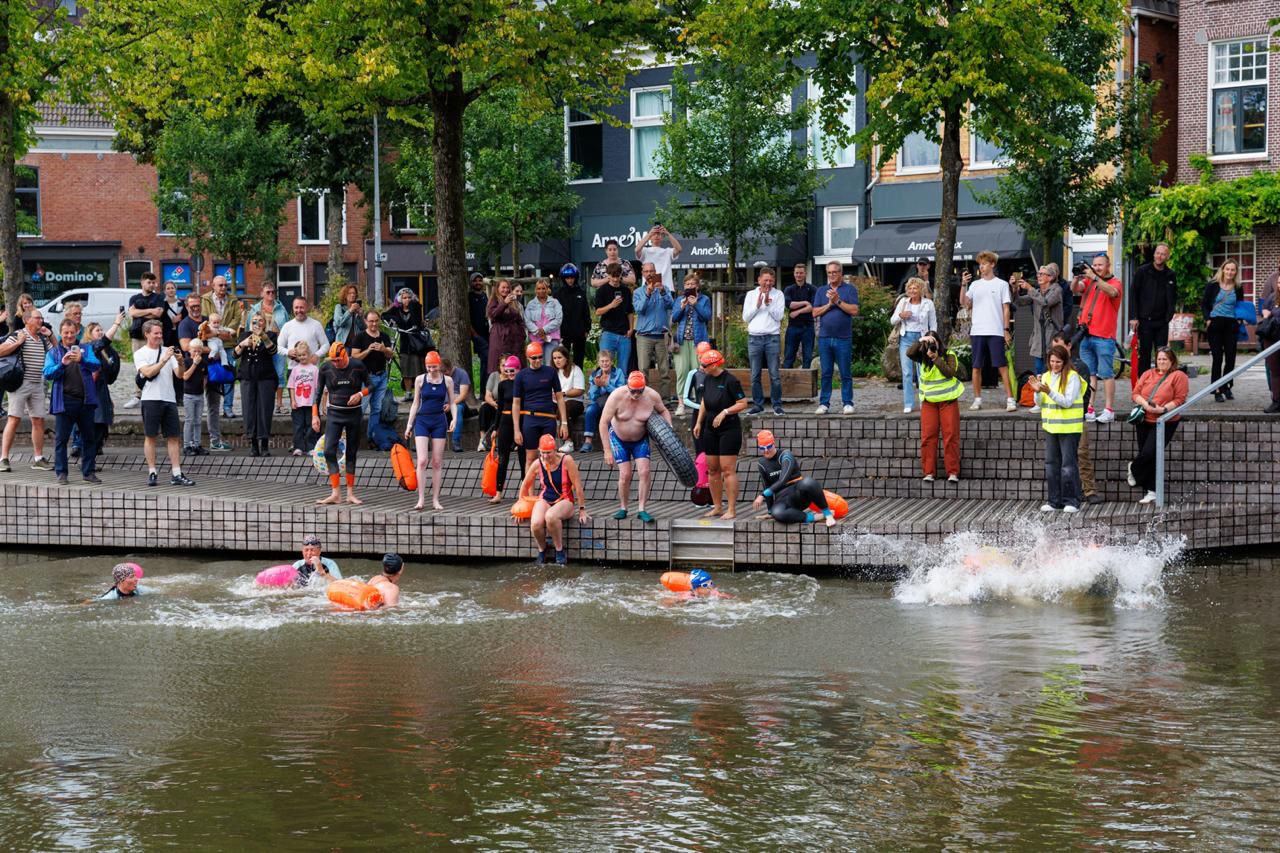 Deelnemers in de grachten in de stad Groningen